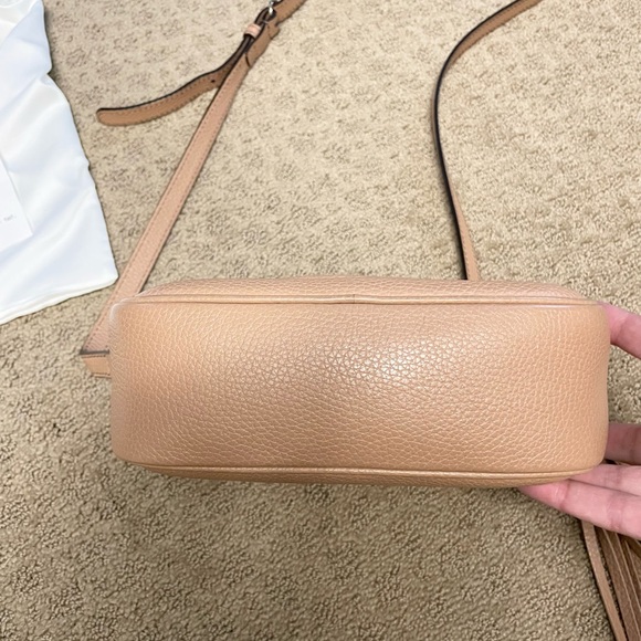 Gucci Pebbled Calfskin Small Soho Disco Bag Camelia. - Picture 7 of 10